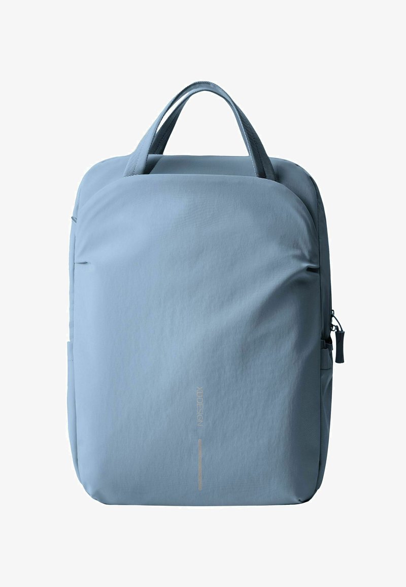 Mochila azul claro hecha de tela suave, con cierre de cremallera, asas superiores y un sutil logo impreso en el frente.