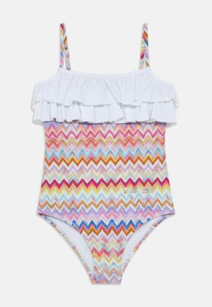 Bañador de una pieza con tirantes finos, detalle de volantes blancos en la parte superior, con un patrón de zigzag multicolor en tonos vibrantes.