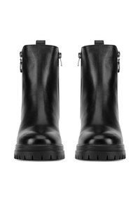 Čierne kožené členkové topánky s hladkou textúrou, zaoblenou špičkou a hrubou podrážkou s výrazným vzorom. Obsahujú bočné zipsy a úchyty pre ľahké obúvanie.