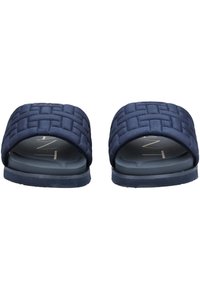 Marineblauwe gewatteerde slidesandalen met een geweven bovenkant en een platte rubberen zool. Heeft een gladde textuur en een eenvoudig ontwerp, geschikt voor casual gebruik.