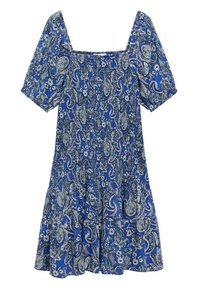 Vestido azul con estampado paisley, mangas cortas con volantes, escote cuadrado, cuerpo elástico y falda acampanada. Presenta patrones florales y paisley en blanco.