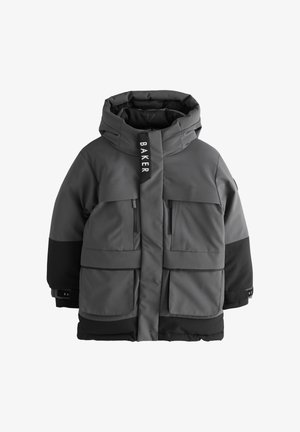 Šedá izolovaná parka s kapucňou, s čiernymi akcentmi, viacerými prednými vreckami a značkovým zipsom. Hladká textúra, moderný dizajn.