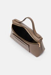 Borsa di pelle sintetica marrone con cerniera dorata, design strutturato, manico superiore e tasca frontale decorata. Rivestimento interno nero.