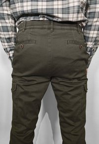 Pantaloni cargo verde oliva con taglio dritto, due tasche posteriori e due tasche laterali; realizzati in tessuto resistente con una leggera lucentezza.