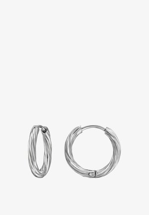 Orecchini a cerchio intrecciati in argento, mostrati aperti e chiusi, con una finitura liscia e lucida su uno sfondo bianco.