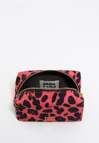 Bolsa de cosméticos de tela con estampado de leopardo rosa, con una cremallera dorada, interior negro y una etiqueta que dice "BIMBA Y LOLA".