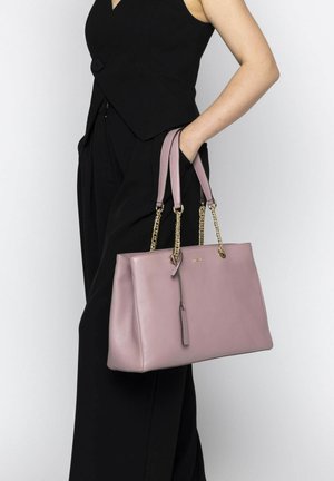 Rosa Leder-Shopper mit zwei Griffen, goldenen Kettendetails und einem dezenten Logo. Verfügt über eine strukturierte Form und eine glatte Oberfläche.