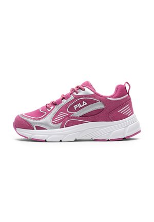 Roze en zilveren Fila sneaker met witte zool, veters aan de voorkant en trekkoordje op de hiel, gezien van opzij op een witte achtergrond.
