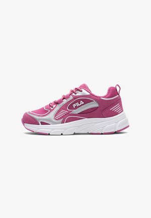 Roze en zilveren Fila sneaker met witte zool, veters aan de voorkant en trekkoordje op de hiel, gezien van opzij op een witte achtergrond.