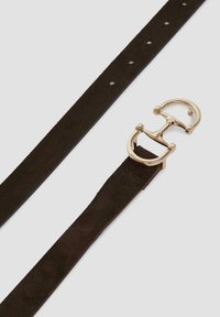 Cintura in suede marrone con una fibbia metallici dorata a forma arrotondata e con doppio anello; include diversi fori per una regolazione della misura.