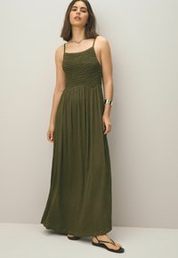 STRAPPY SHIRRED - Džersejové šaty - khaki green