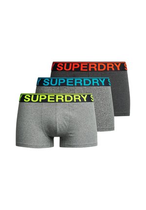 Tre par herrebokser i grå nuancer, med elastisk talje i sort, blå, orange og neongrøn, med "SUPERDRY" logo.