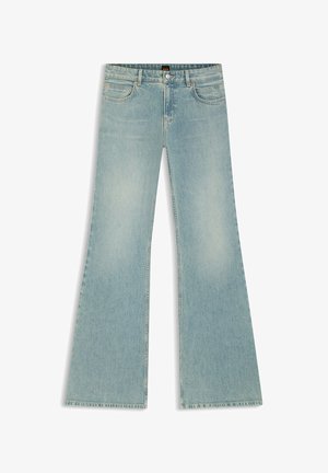 Jean en denim bleu clair évasé avec cinq poches et une fermeture bouton et zip, présenté à plat sur fond blanc.