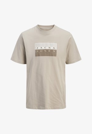 Beige T-shirt met korte mouwen en ronde hals, met een tweekleurig rechthoekig logo met de tekst "JACK & JONES" op de borst.