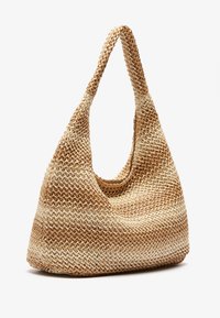 Vevd totebag i naturlige fibre, med en hobo-form og bredt reim. Fargegradient fra lys til mørk brun. Teksturert overflate.