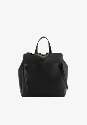 Bolso de mano de cuero negro con asa superior, cremallera dorada y dos borlas laterales sobre fondo blanco.