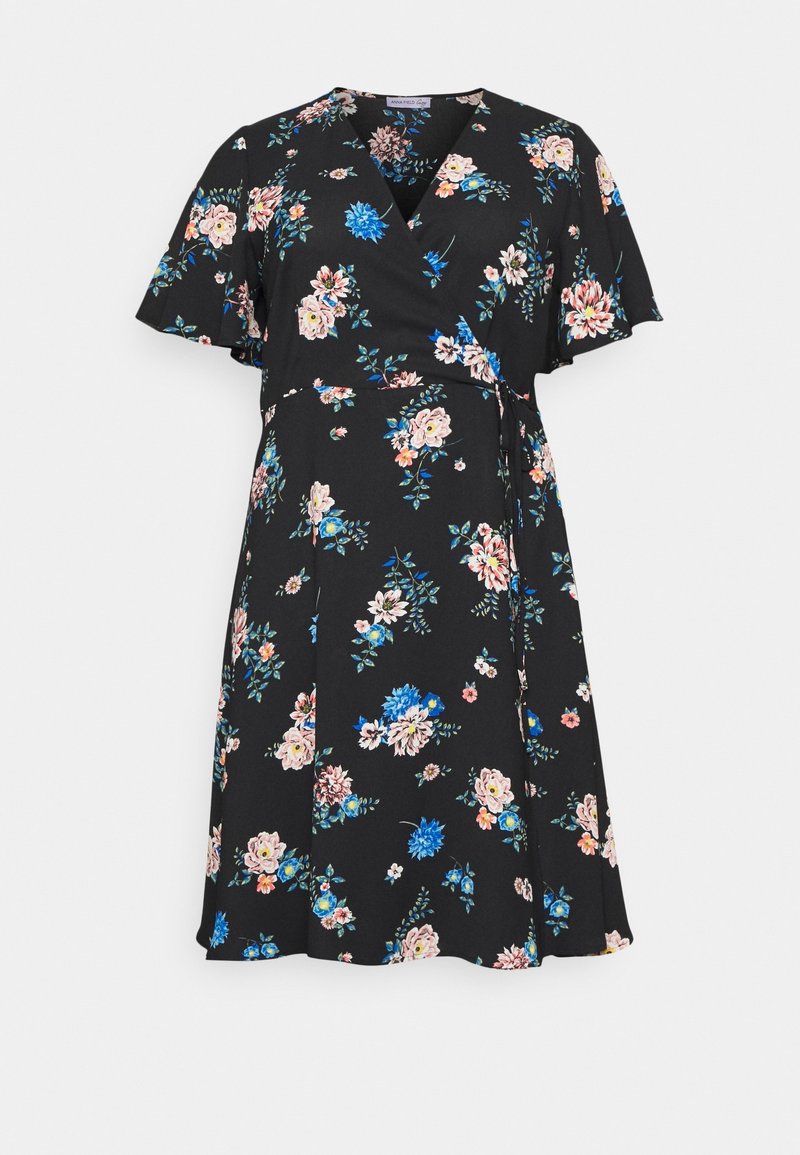 Robe portefeuille noire à fleurs avec manches courtes volantées, fleurs roses et bleues, et un lien à la taille, présentée sur fond blanc.