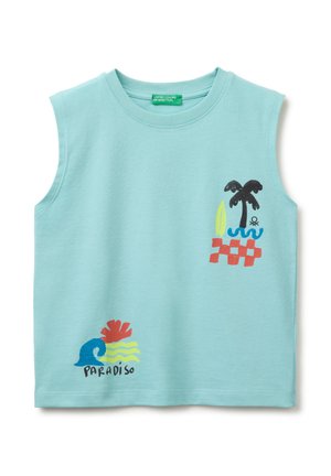 Chemise sans manches bleu clair avec des imprimés colorés sur le thème de la plage, comprenant un palmier, une planche de surf, une vague et le texte "Paradiso".