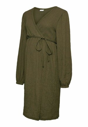 Robe de maternité texturée vert olive avec des manches bouffantes longues, décolleté en V devant enveloppant, et ceinture ajustable à la taille, longueur genoux.