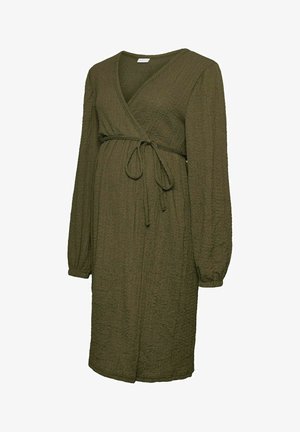 Robe de maternité texturée vert olive avec des manches bouffantes longues, décolleté en V devant enveloppant, et ceinture ajustable à la taille, longueur genoux.