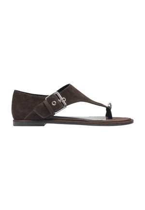 Płaska sandałka z ciemnobrązowego zamszu z szerokim paskiem z srebrną klamrą i pętlą na palec z małym metalowym akcentem.