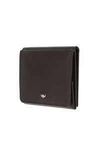 Portefeuille bifold en cuir marron foncé avec coutures visibles et petit logo argenté au centre avant, présenté fermé sous un angle.