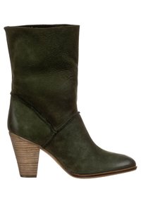 Botín verde de cuero con superficie texturizada, punta afilada y tacón apilado de madera. Presenta un detalle envolvente cerca del tobillo.
