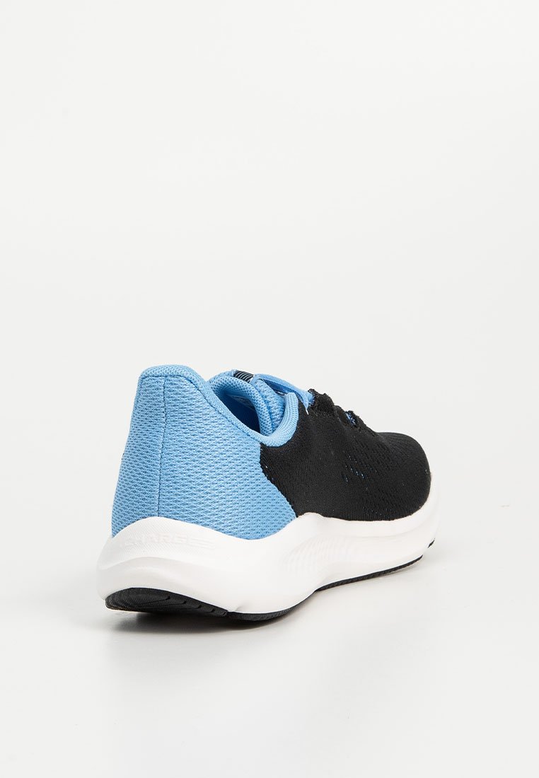 Zapatilla deportiva negra y azul con parte superior de malla, cuello acolchado y entresuela blanca. Presenta un diseño texturizado y puntera redonda.