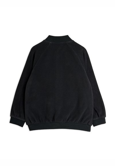 Μαύρο fleece μπουφάν με μακριά μανίκια, ριμπ λαιμόκοψη, μανσέτες και τελείωμα, εμφανιζόμενο από πίσω σε λευκό φόντο.