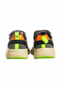 Sneakers con suola beige, parte superiore in mesh nera e grigia, dettagli in neon verde e un particolare arancione. Presentano una cinghia regolabile e un linguetta per il sollevamento.