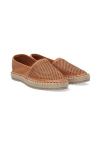 Tanové kožené espadrilky s perforovaným designem, střední podrážka z juty a flexibilní gumová podešev. Kulatá špička a slip-on styl.