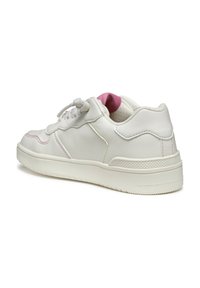 Sneaker in pelle bianca con lacci grigi, leggero accento rosa sulla linguetta, suola testurizzata e finitura liscia. Forma arrotondata con dettagli cuciti.