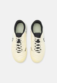 Nike Performance LEGEND 10 ACADEMY  - Botines de fútbol sala - lemonade/black/metallic gold coin