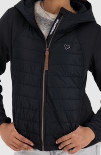 Schwarze Kapuzenjacke mit gestepptem Vorderteil, Reißverschluss und Emblem auf der Brust. Verfügt über weichen Stoff und elastische Bündchen für hohen Tragekomfort.