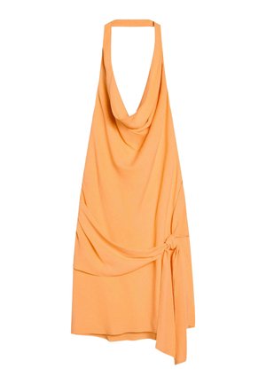 Ærmeløs orange halterkjole med draperet halsudskæring og asymmetrisk bundet detalje på højre side.