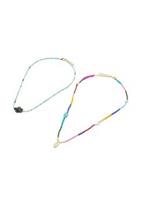 Dwa naszyjniki z kolorowymi koralikami w różnych żywych kolorach, z zawieszką w kształcie muszli i zapięciem w kolorze złotym, o różnych wzorach i długościach.