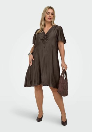 ONLY Carmakoma KLEID CARCECILIA KURZES KLEID - Päevakleit - chocolate martini