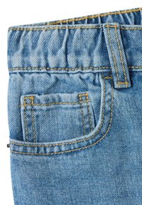 Jeans in denim blu chiaro con vita arricciata, cuciture gialle e una piccola tasca frontale. Texture morbida con un design classico.