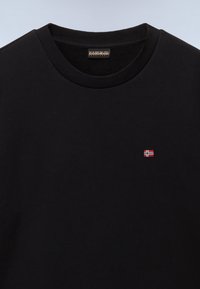 Tricou negru cu guler rotund ribat, având un mic logo brodat al steagului norvegian pe pieptul stâng. Textură de țesătură netedă.