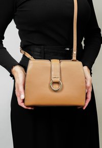 Paul Costelloe ZAMBEZI - Schoudertas - tan