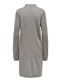 Langärmliges, knielanges graues Strickkleid mit Rundhalsausschnitt, von hinten auf weißem Hintergrund gezeigt.