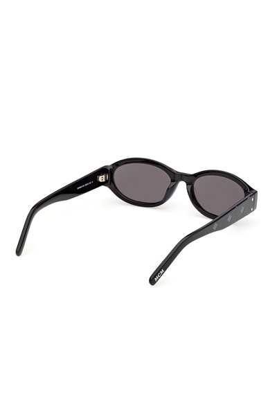 Czarne owalne okulary przeciwsłoneczne z ciemnymi soczewkami, szerszymi zausznikami ozdobionymi diamentowymi detalami oraz logo "MCM" na końcu jednego z zauszników.