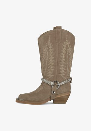 Tanfarbener Wildleder-Cowboystiefel mit spitzer Zehe, dekorativen gestickten Mustern und einem silber verzierten Riemen um den Knöchel. Flacher, gestapelter Absatz.