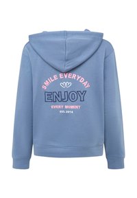 Blauer Kapuzenpullover mit Frontbestickung in Pink und Marineblau: "LÄCHEL JEDEN TAG," "GENIEßE" und "JENEN MOMENT EST. 2014." Weicher Stoff.