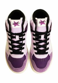 Sneaker alte con una combinazione di colori viola e lavanda. Realizzate in pelle e tessuto, presentano lacci neri e una suola bianca.