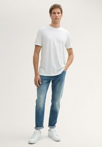 TOM TAILOR DENIM TTTAPERED - Tapered-Farkut - tinted blue denim