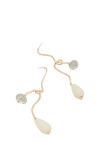 Guldtonade metallörhängen med en vågig design, prydda med klara och vita droppformade glaspärlor, fästa med silverfärgade stift.