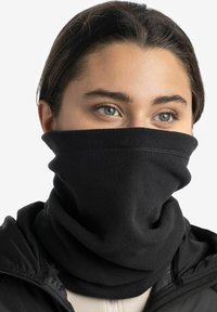 Gaiter de cuello de felpa negra con una textura suave, diseño en bucle y detalles cosidos, usado cerca de la cara. Sin patrones ni acentos adicionales.