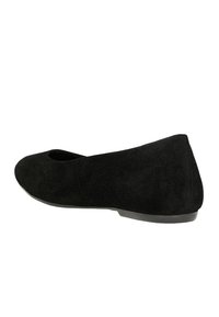 Ballerine in suede nero con punta arrotondata, tacco basso e texture liscia. La vista laterale mette in risalto il design semplice e il profilo minimalista.