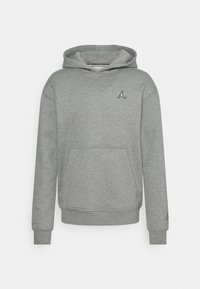 Grå huvtröja i mjukt tyg med en känguruficka, snörning i huvan och en svart logotyp i det övre vänstra hörnet.